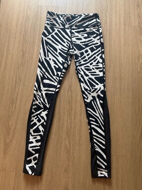 Nike Dri-FIT Small High-Waisted Black & White Zebra like Abstract Print Leggings